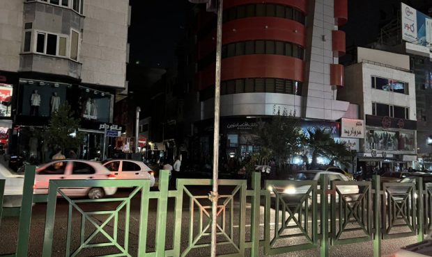 برخورد صاعقه با پست برق دلیل قطعی برق مناطقی از پایتخت