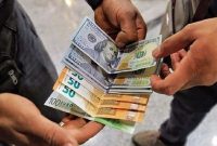 عقب‌نشینی دلالان از افزایش نرخ دلار