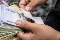 بازنگری دستمزد کارگران منوط به افزایش حقوق کارمندان