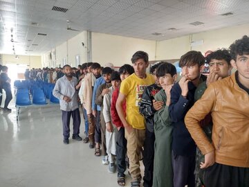 خروج تعدادی از مهاجران افغان از ایران خروج تعدادی از مهاجران افغان از ایران