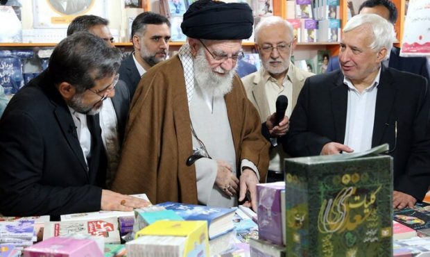 رهبر معظم انقلاب اسلامی از نمایشگاه کتاب بازدید کردند رهبر معظم انقلاب اسلامی از نمایشگاه کتاب بازدید کردند
