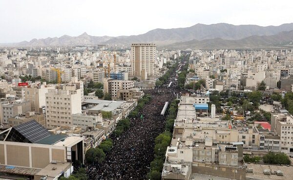 حضور ۳ میلیون عزادار در مراسم تشییع پیکر شهید جمهور حضور ۳ میلیون عزادار در مراسم تشییع پیکر شهید جمهور