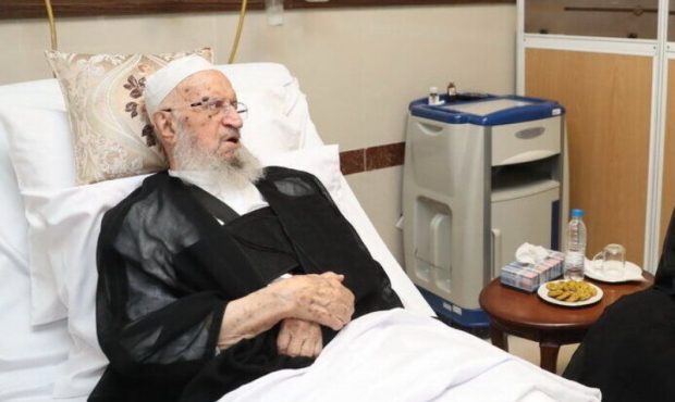 آیت الله مکارم شیرازی به بیمارستان منتقل شد آیت الله مکارم شیرازی به بیمارستان منتقل شد