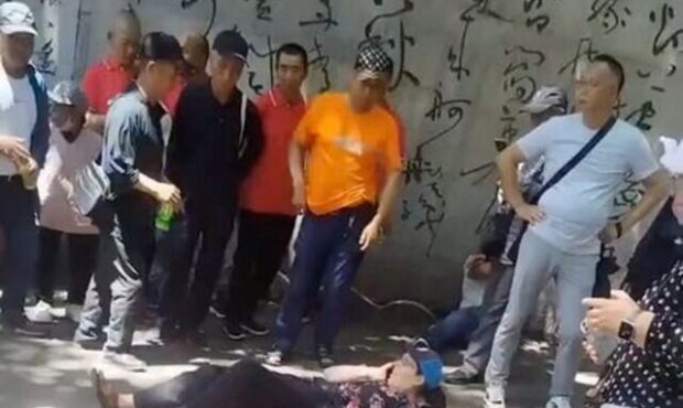 حمله با سلاح سرد به ۴ استاد دانشگاه آمریکایی در چین حمله با سلاح سرد به ۴ استاد دانشگاه آمریکایی در چین