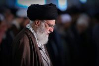 اقامه نماز ظهر جمعی ازمدالآوران علمی ایران به امامت رهبر انقلاب اقامه نماز ظهر جمعی ازمدالآوران علمی ایران به امامت رهبر انقلاب