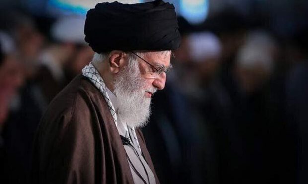 اقامه نماز ظهر جمعی ازمدالآوران علمی ایران به امامت رهبر انقلاب اقامه نماز ظهر جمعی ازمدالآوران علمی ایران به امامت رهبر انقلاب