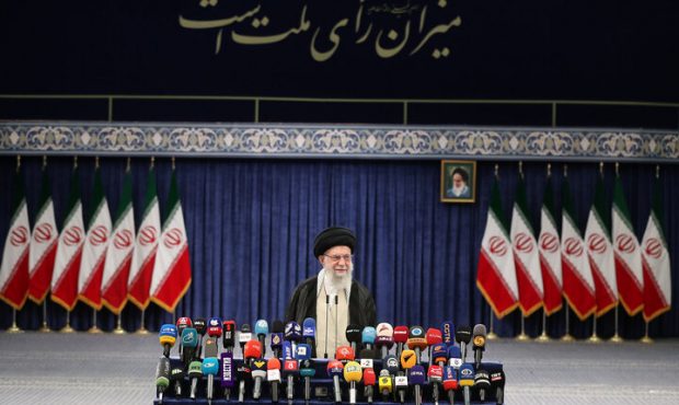 دوام و قوام و عزت و آبروی جمهوری اسلامی متوقف به حضور مردم است دوام و قوام و عزت و آبروی جمهوری اسلامی متوقف به حضور مردم است