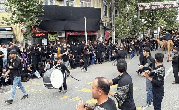 تردد خودروها و موتورسیکلتها از بین دستههای عزاداری ممنوع است تردد خودروها و موتورسیکلتها از بین دستههای عزاداری ممنوع است