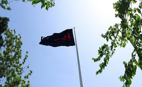 اهتزاز بزرگترین پرچم حسینی کشور در تهران اهتزاز بزرگترین پرچم حسینی کشور در تهران