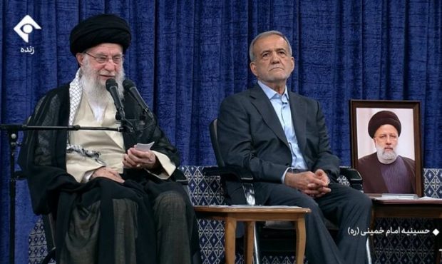 مسائل داخلی نباید متوقف و آویزان به مسائل خارجی باشد مسائل داخلی نباید متوقف و آویزان به مسائل خارجی باشد