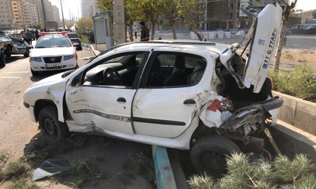 برخورد یک دستگاه خودروی تجهیزات بتن با ۱۴ سواری در تهران برخورد یک دستگاه خودروی تجهیزات بتن با ۱۴ سواری در تهران