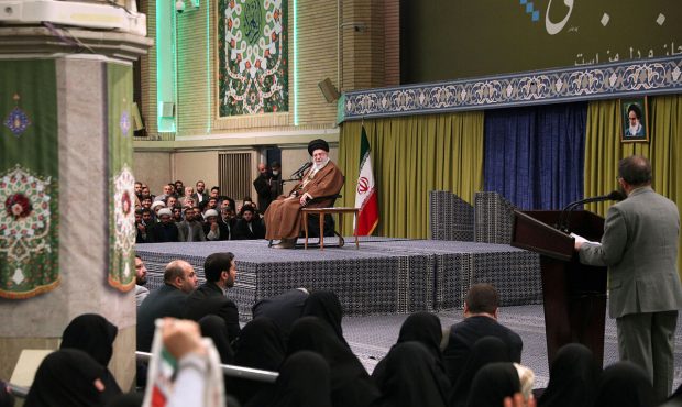 رهبر انقلاب: ملت ایران هرکس که مزدوری آمریکا را کند،لگدمال خواهد کرد رهبر انقلاب: ملت ایران هرکس که مزدوری آمریکا را کند،لگدمال خواهد کرد