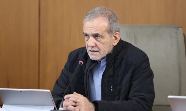 پزشکیان: اگر مردم را همراه خودمان کنیم، هیچ قدرتی نمیتواند ما را زمینگیر کند پزشکیان: اگر مردم را همراه خودمان کنیم، هیچ قدرتی نمیتواند ما را زمینگیر کند