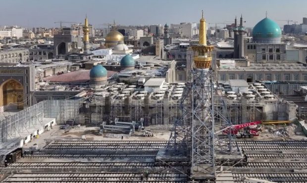 گلدسته صحن جمهوری اسلامی با تلاشهای مهندسان حرم مطهر رضوی جابجا شد گلدسته صحن جمهوری اسلامی با تلاشهای مهندسان حرم مطهر رضوی جابجا شد