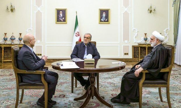 جلسه سران قوا به میزبانی پزشکیان برگزار شد جلسه سران قوا به میزبانی پزشکیان برگزار شد