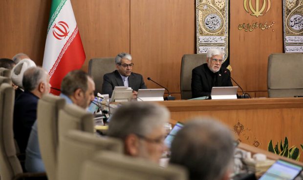 عارف: ۵ هزار مگاوات برق خورشیدی تا ۱۴۰۵ به تولید کشور اضافه می‌شود