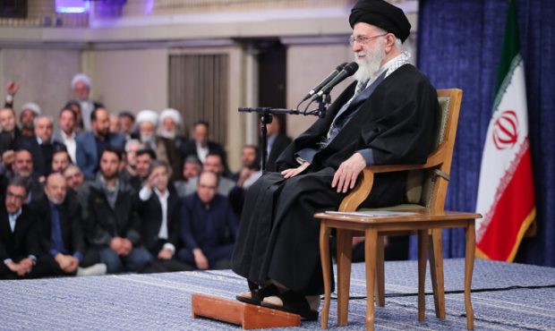 رهبر انقلاب: خطرناک‌تر از ناو، سلاحی است که آن را به قعر دریا می‌فرستد