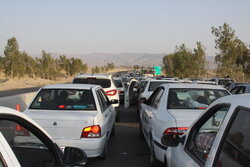 ترافیک در محورهای منتهی به مهران سنگین اما روان است ترافیک در محورهای منتهی به مهران سنگین اما روان است